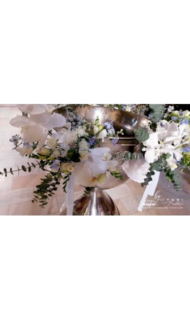Decor cristelnita botez cu frezii si orhidee albe eucalipt si alte flori secundare 11